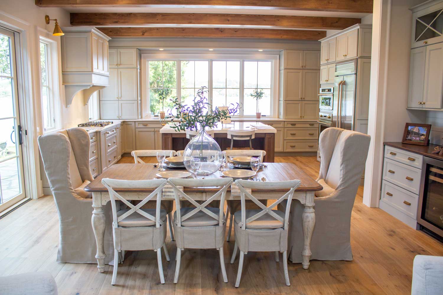 kitchen in lakehouse with dining table and slipcover dining chairs